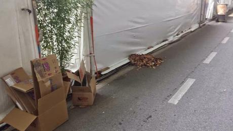 Proprio l'estate dovrebbe essere il momento per utilizzare le ciclabili lungo il Tevere. E invece ecco come vengono ridotte a causa delle bancarele