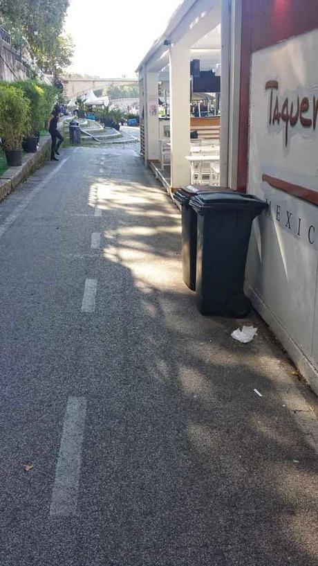 Proprio l'estate dovrebbe essere il momento per utilizzare le ciclabili lungo il Tevere. E invece ecco come vengono ridotte a causa delle bancarele