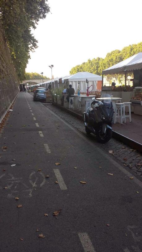 Proprio l'estate dovrebbe essere il momento per utilizzare le ciclabili lungo il Tevere. E invece ecco come vengono ridotte a causa delle bancarele
