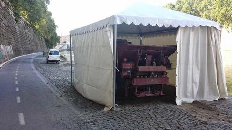 Proprio l'estate dovrebbe essere il momento per utilizzare le ciclabili lungo il Tevere. E invece ecco come vengono ridotte a causa delle bancarele