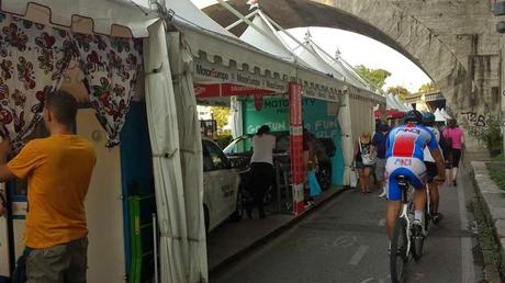 Proprio l'estate dovrebbe essere il momento per utilizzare le ciclabili lungo il Tevere. E invece ecco come vengono ridotte a causa delle bancarele