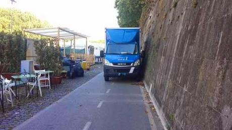 Proprio l'estate dovrebbe essere il momento per utilizzare le ciclabili lungo il Tevere. E invece ecco come vengono ridotte a causa delle bancarele