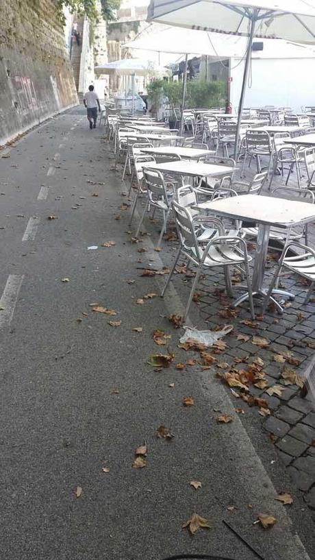 Proprio l'estate dovrebbe essere il momento per utilizzare le ciclabili lungo il Tevere. E invece ecco come vengono ridotte a causa delle bancarele