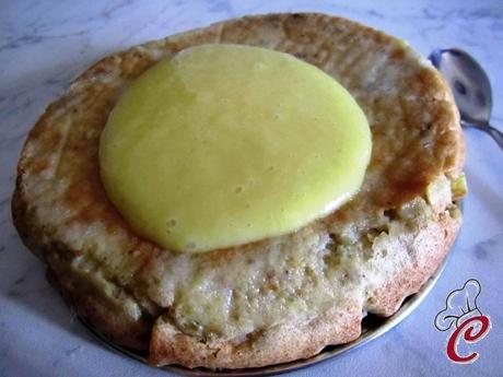 Torta di semolino di riso al pistacchio con crema all'ananas e cocco: l'insolito che diventa costante