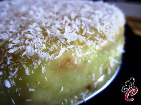 Torta di semolino di riso al pistacchio con crema all'ananas e cocco: l'insolito che diventa costante