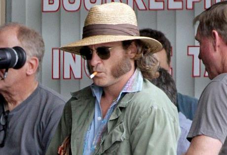 L'incredibile Joaquin Phoenix con basettoni anni '70 sul set di 'Inherent Vice'