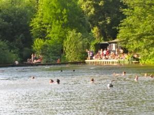 Aiuto fa caldo in UK! Ecco tante soluzioni e idee per scappare via dalla calura estiva inglese! Splash! All'Hampstead Heath Ponds ;)