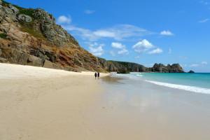 Aiuto fa caldo in UK! Ecco tante soluzioni e idee per scappare via dalla calura estiva inglese! ... Porthcurno beach in West Cornwall