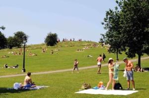 Aiuto fa caldo in UK! Ecco tante soluzioni e idee per scappare via dalla calura estiva inglese! Ai primi raggi scottanti di sole l'inglese deve subito denudarsi! Non importa dove si trova e con chi si trova ;)