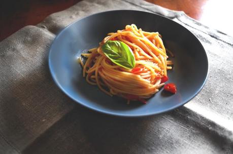 pasta al pomodoro, Smiling in the kitchen, 