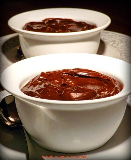 DOLCE al LATTE di MANDORLE con salsa al cioccolato e caffè