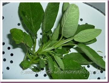 Patate fritte con foglie di salvia e ketchup piccante (5)