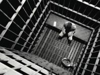 Suicidi in carcere, un problema grave che si trascina da anni. Anche la polizia penitenziaria chiede aiuto alla politica, ma è tutto inutile