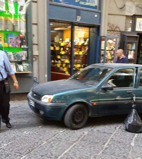 Port'Alba, auto in sosta selvaggia al posto delle bancarelle dei libri