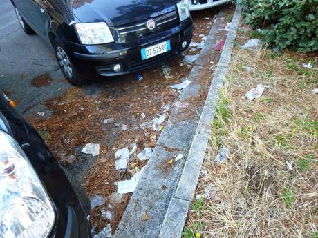 Roma è l'unica città occidentale dove la sosta delle auto non ruota - almeno un giorno a settimana - per consentire lo spazzamento delle strade