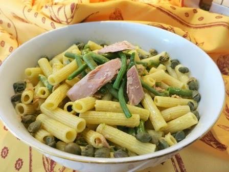 Insalata di pasta e  tonno con salsa al curry