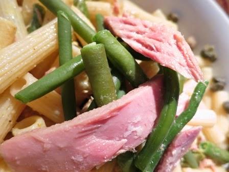 Insalata di pasta e  tonno con salsa al curry