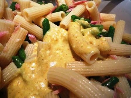 Insalata di pasta e  tonno con salsa al curry