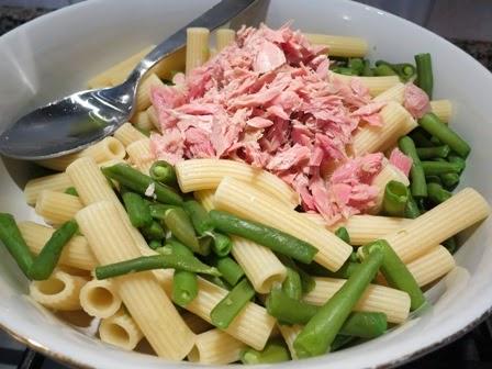 Insalata di pasta e  tonno con salsa al curry