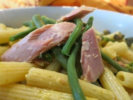 Insalata di pasta e  tonno con salsa al curry