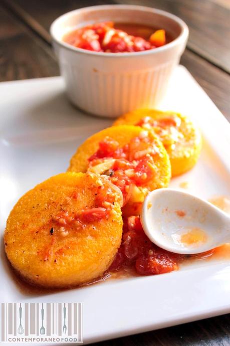 polentine con salsa di pomodoro sprizt 1 contemporaneo food Polentine croccanti con salsa fredda ai tre pomodori