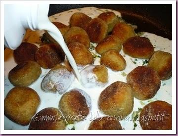 Polpette di pane vegetariane con salsa di panna alla salvia (20)