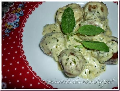 Polpette di pane vegetariane con salsa di panna alla salvia (24)