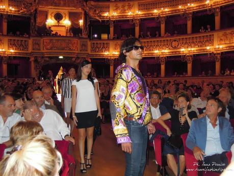 Versace e gli anni ’60 al San Carlo nell’inno alla vita di Zorba il greco
