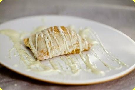 Tortelli croccanti d'albicocche e zenzero, salsa al cioccolato bianco al pepe