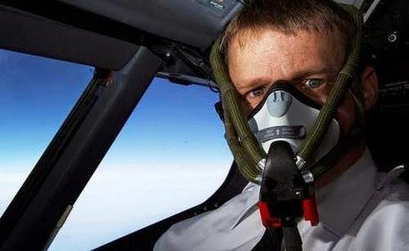 Un altro pilota muore in cabina di pilotaggio per infarto. Silenzio assoluto dei media di regime