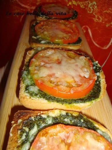 Crostoni di pane con pesto e pomodoro