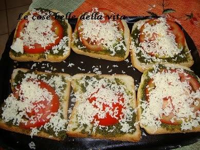 Crostoni di pane con pesto e pomodoro