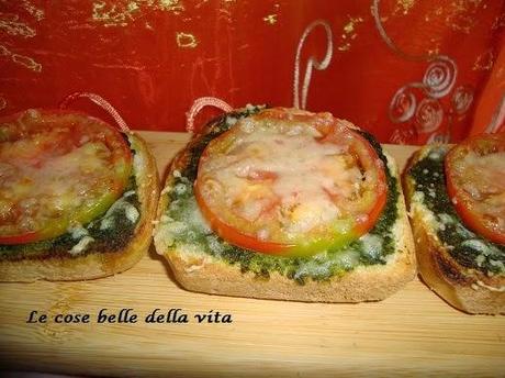 Crostoni di pane con pesto e pomodoro