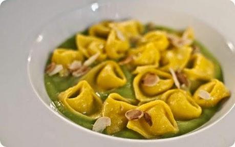 Tortellini di taleggio su crema di piselli e scaglie di mandorle croccanti