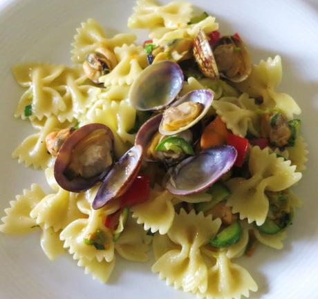 farfalle con frutti di mare e zucchine