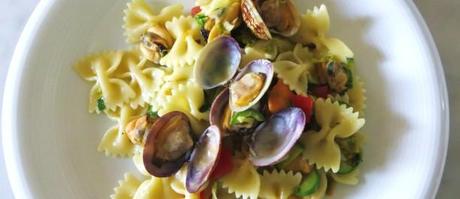 farfalle con frutti di mare e zucchine