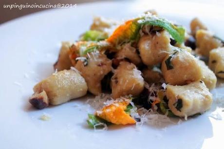 Gnocchi di ceci con nocciole e fiori di zucca