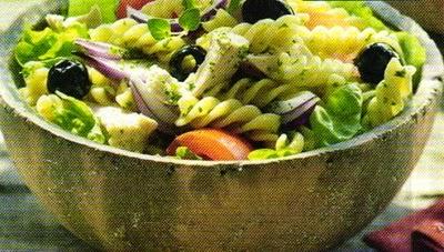Insalata di pasta con fusilli pollo e verdure