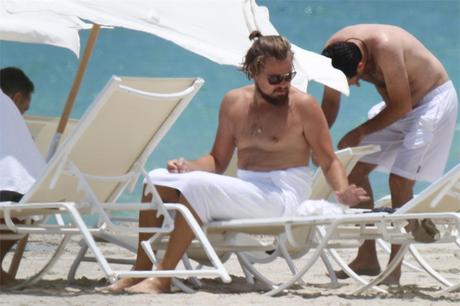 Leonardo Di Caprio grasso e sfatto in vacanza a Miami: che bel paio di tette! Le foto