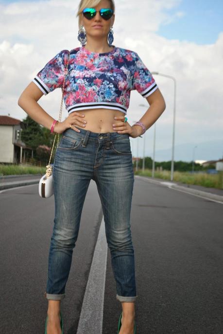 outfit jeans a vita alta e crop top outfit crop top come abbinare il crop top abbinamenti crop top jeans e tacchi outfit maglia stampa a fiori anello luca barra gioielli outfit luglio 2014 outfit estate 2014 outfit estivi outfit di mariafelicia magno fashion blogger di colorblock by felym outfit colorblock by felym crop top stampa a fiori come abbinare le scarpe verdi occhiali da sole lenti a cuore ragazze bionde ragazze italiane fashion blogger italiane milano abbinamento borsa bianca come abbinare la borsa bianca streetstyle look book fblogger