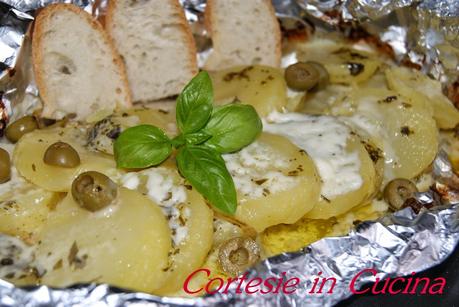 Patate al cartoccio con crescenza olive verdi e pesto al basilico