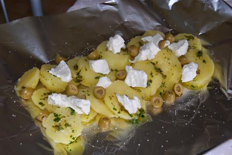 Patate al cartoccio con crescenza olive verdi e pesto al basilico