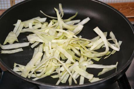 Spaghetti di soia con verdure e gamberi