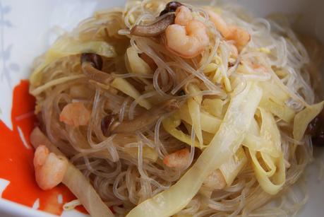 Spaghetti di soia con verdure e gamberi