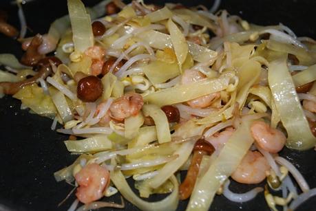 Spaghetti di soia con verdure e gamberi