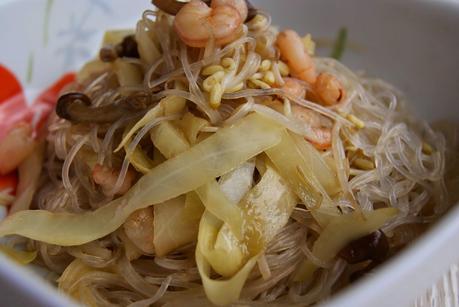 Spaghetti di soia con verdure e gamberi
