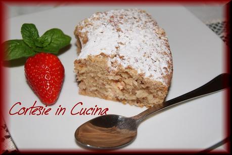 Ciambella al profumo di fragole e nocciole croccanti