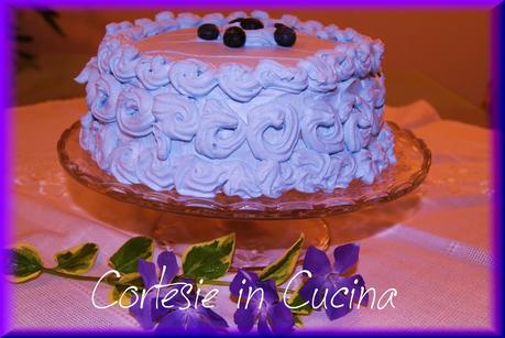 Torta di compleanno con panna, fragole,  mirtilli e nutella