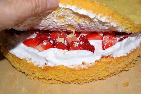 Torta di compleanno con panna, fragole,  mirtilli e nutella