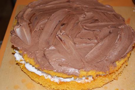 Torta di compleanno con panna, fragole,  mirtilli e nutella